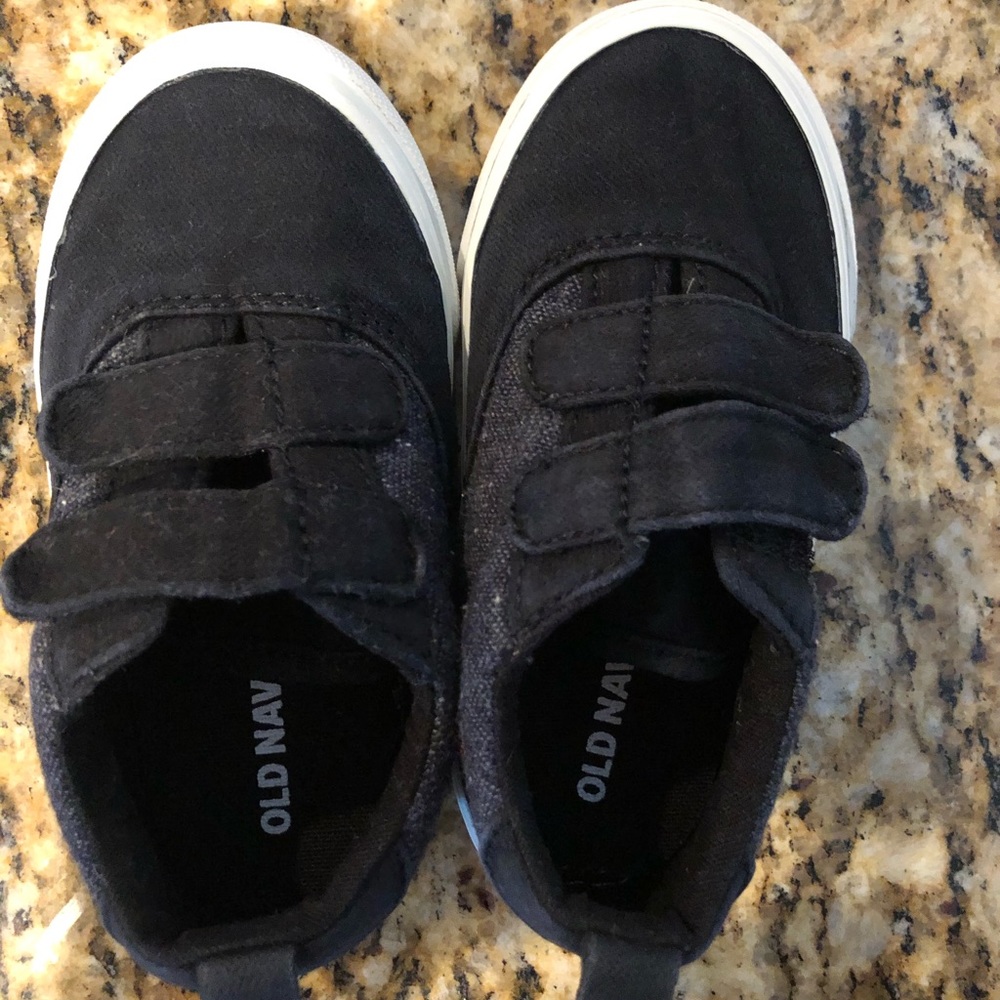 Old navy size 6 Velcro sneaker